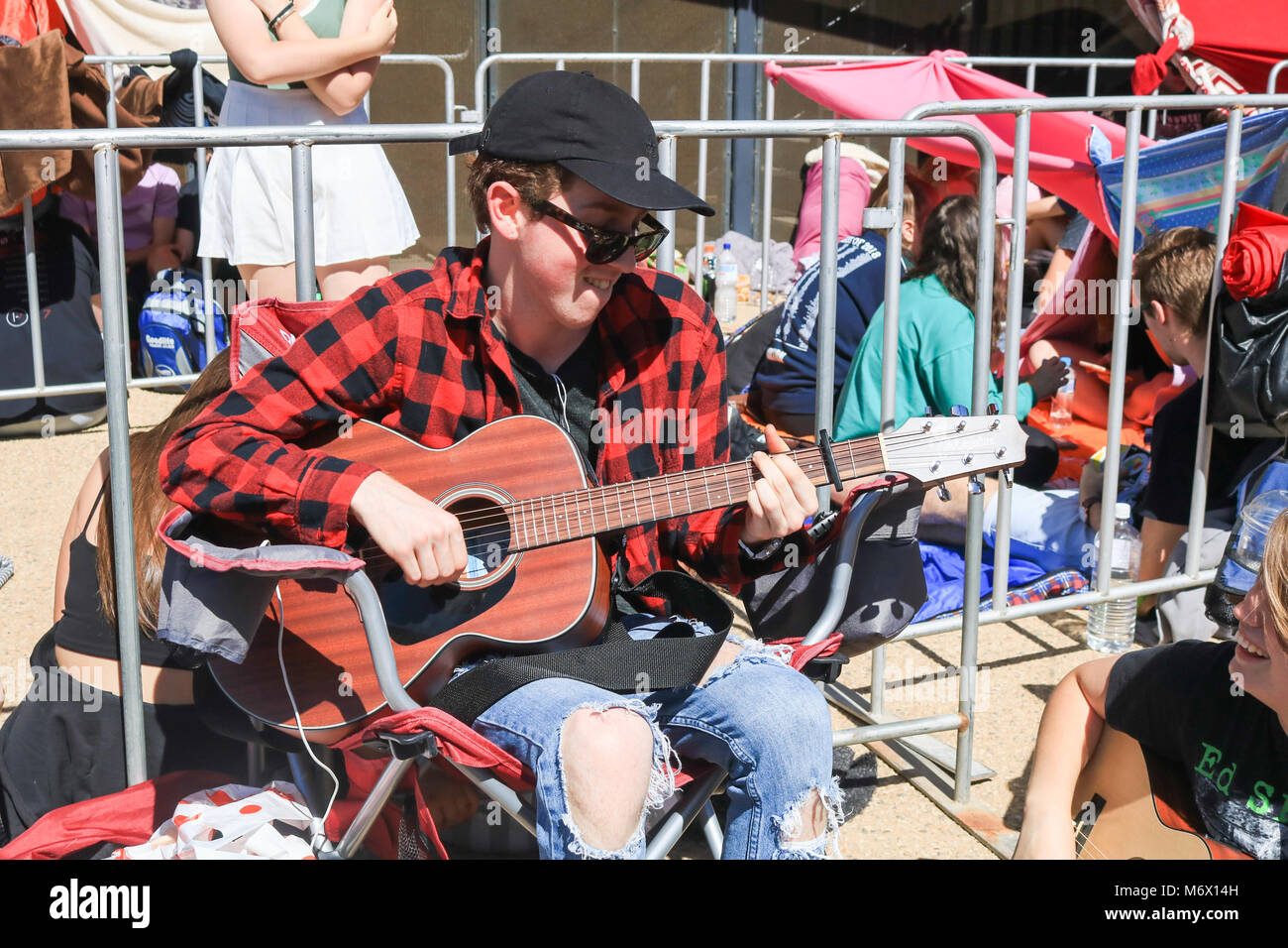 Adelaide Australien. 7. März 2018. Junge fans Warteschlange für Stunden in der Hitze und heiße Temperaturen außerhalb des Adelaide Oval zu sehen, British Pop Star Ed Sheeran ausverkauft Leistung am 7. März Credit: Amer ghazzal/Alamy leben Nachrichten Stockfoto