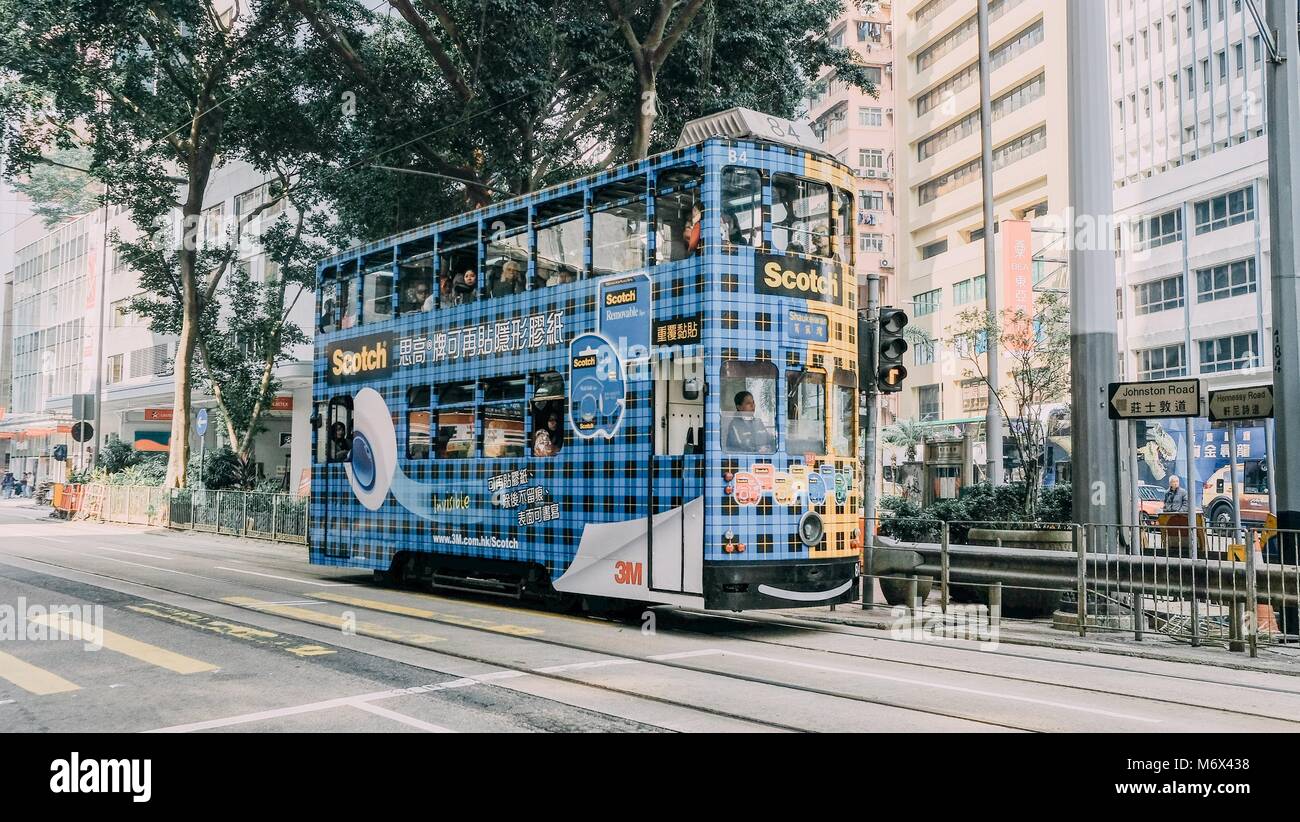 März 7, 2018 - Hong Kong, Hong Kong, China Hong Kong, China - Hong Kong Straßenbahnen ist eine Straßenbahn in Hongkong und eine der frühesten Formen des öffentlichen Verkehrs in der Metropole. Im Besitz von RATP Dev Transdev Asien betrieben, die Straßenbahn fährt auf der Hong Kong Insel zwischen Shau Kei Wan und Kennedy Town, mit einem Abzweig verteilen durch Happy Valley. Straßenbahnen in Hongkong haben nicht nur eine Form der Nahverkehr seit über 110 Jahren, sondern auch eine Touristenattraktion und eine der umweltfreundlichsten Transportarten in Hong Kong. Die Straßenbahn ist das einzige in der Welt ope Stockfoto