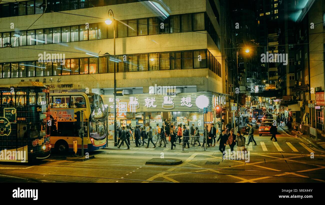 März 7, 2018 - Hong Kong, Hong Kong, China Hong Kong, China - Blick von einem doppelstöckigen Straßenbahn in Hongkong. Hong Kong Straßenbahnen ist eine Straßenbahn in Hongkong und eine der frühesten Formen des öffentlichen Verkehrs in der Metropole. Im Besitz von RATP Dev Transdev Asien betrieben, die Straßenbahn fährt auf der Hong Kong Insel zwischen Shau Kei Wan und Kennedy Town, mit einem Abzweig verteilen durch Happy Valley. Straßenbahnen in Hongkong haben nicht nur eine Form der Nahverkehr seit über 110 Jahren, sondern auch eine Touristenattraktion und eine der umweltfreundlichsten Transportarten in Hongkong. Stockfoto