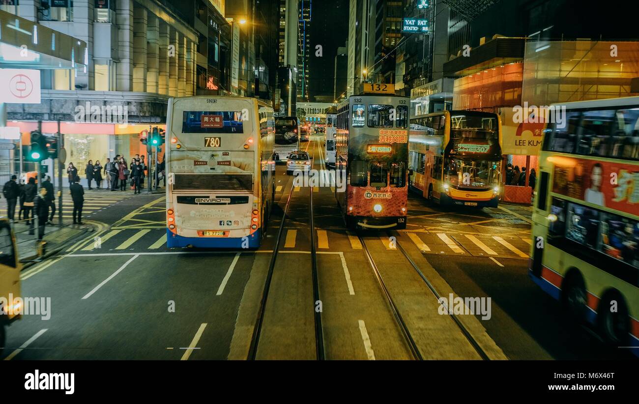 März 7, 2018 - Hong Kong, Hong Kong, China Hong Kong, China - Blick von einem doppelstöckigen Straßenbahn in Hongkong. Hong Kong Straßenbahnen ist eine Straßenbahn in Hongkong und eine der frühesten Formen des öffentlichen Verkehrs in der Metropole. Im Besitz von RATP Dev Transdev Asien betrieben, die Straßenbahn fährt auf der Hong Kong Insel zwischen Shau Kei Wan und Kennedy Town, mit einem Abzweig verteilen durch Happy Valley. Straßenbahnen in Hongkong haben nicht nur eine Form der Nahverkehr seit über 110 Jahren, sondern auch eine Touristenattraktion und eine der umweltfreundlichsten Transportarten in Hongkong. Stockfoto