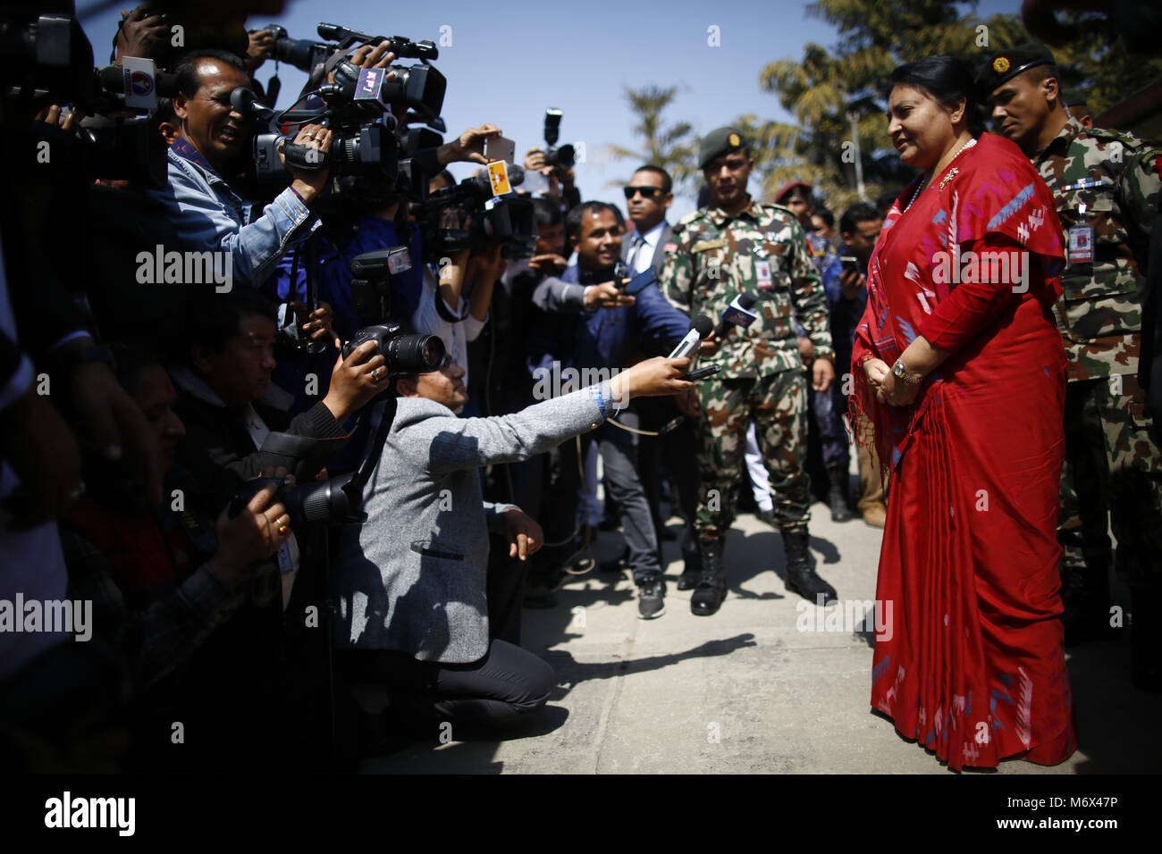 März 7, 2018 - Kathmandu, Nepal - Präsident Bidhya Devi Bhandari spricht mit Medien Personen nach Registrierung ihrer Kandidatur für die Präsidentschaftswahlen auf Bundes das Parlament in Kathmandu, Nepal am Mittwoch, 07. März 2018. (Bild: © skanda Gautam über ZUMA Draht) Stockfoto