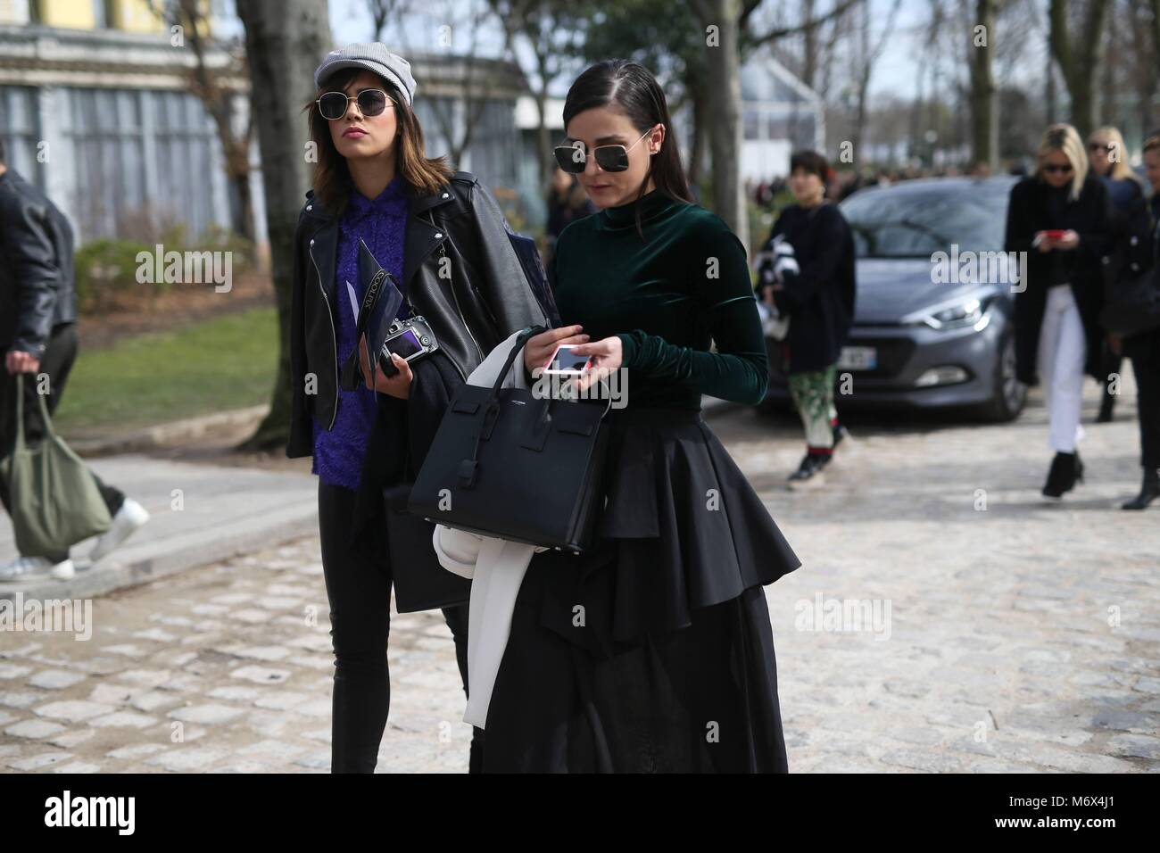 Paris, Frankreich. 05 Mär, 2018. Chic showgoers Teilnahme an der Leonard Paris zeigen, während Paris Fashion Week - 5. März 2018 - Quelle: Start- und Landebahn Manhattan/Michael Ip*** Für die redaktionelle Nutzung nur*** | Verwendung weltweit/dpa/Alamy leben Nachrichten Stockfoto