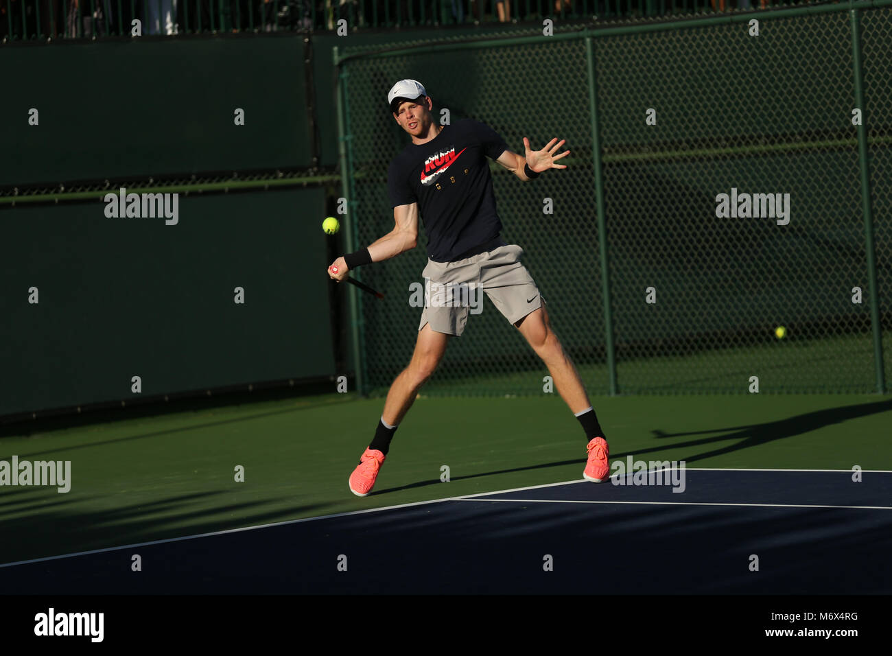 INDIAN WELLS, CA - 06. März: Kyle Edmund von Großbritannien hits eine Vorhand während der BNP Paribas Open in Indian Wells Tennis Garden am 6. März in Indian Wells, Kalifornien 2018. Credit: Mauricio Paiz/Alamy leben Nachrichten Stockfoto