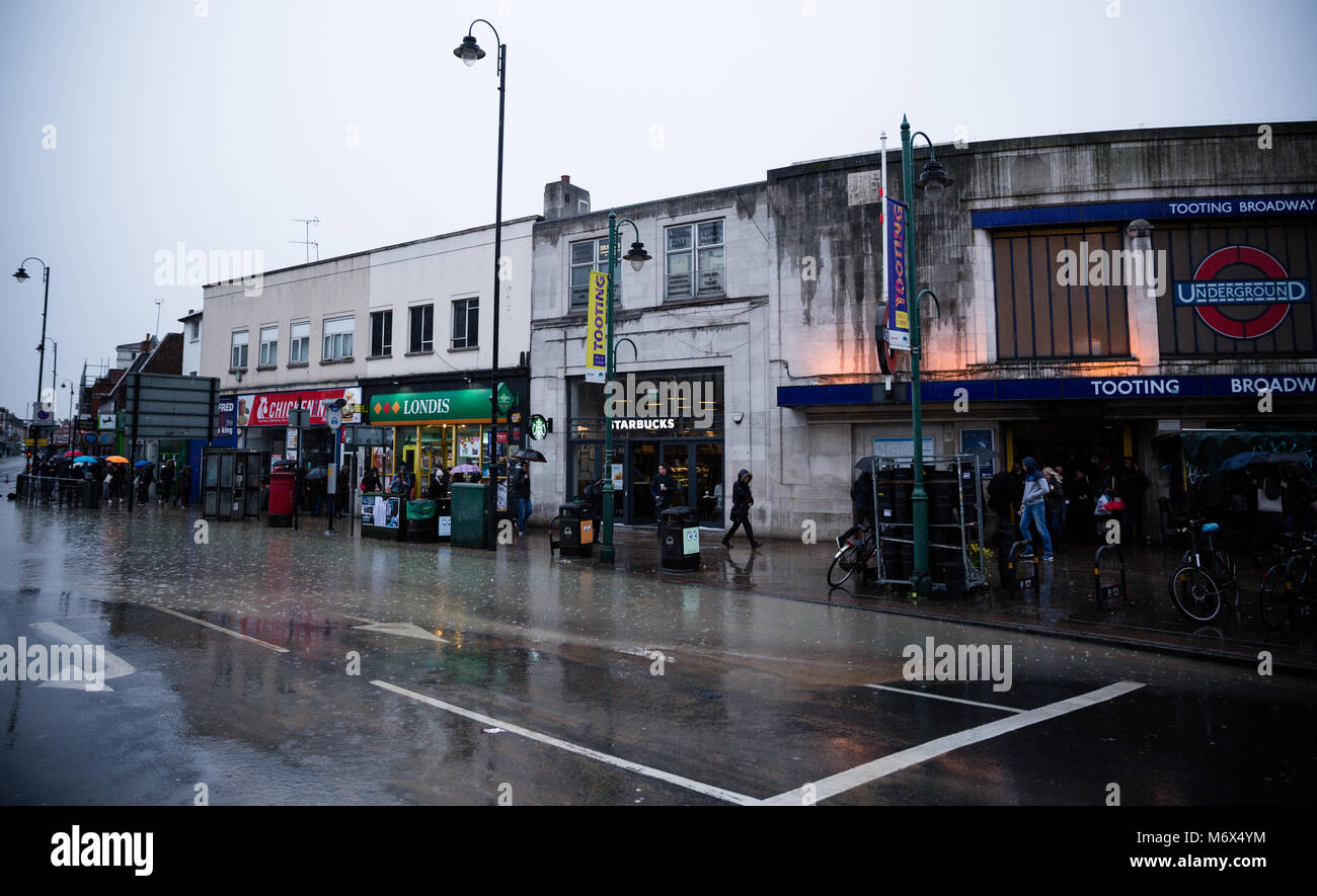 Tooting Broadway, London, UK. 7. März, 2018. Burst der Wasserleitung in den frühen Morgenstunden des 7. März 2018 zu massiven Störungen mit vielen Straßen geschlossen. Credit: Paul Gapper/Alamy leben Nachrichten Stockfoto