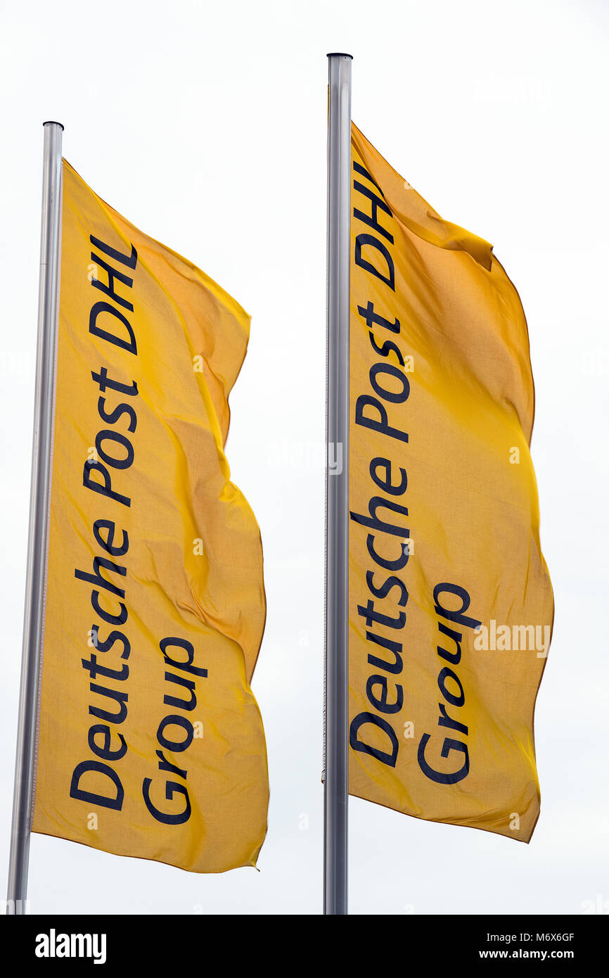 07 März 2018, Deutschland, Bonn: die Gelben Flaggen mit dem Logo der "Deutsche Post DHL-Gruppe", der Deutschen Post und internationaler Kurierdienst Firma, sway im Wind vor der Zentrale der Deutschen Post. Die eingetragene Deutsche Börse Unternehmen ist der Bekanntgabe der Geschäftsergebnisse 2017 und Aussichten für 2018 während der jährlichen Bilanz drücken Sie die Konferenz. Foto: Federico Gambarini/dpa Stockfoto