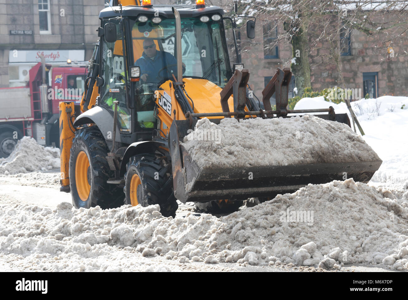 Ballater, Aberdeenshire, Großbritannien. 7. März, 2018. Cairngorms National Park erhielt gestern eine zusätzliche Fuß Schnee auf, was noch da war von der letzten Woche, über 1.5Feet. Lkw's, JCB, und mischt wurden verwendet, um das weiße Zeug zu löschen, bevor es geschmolzen. Ballater wurde während Sturm Frank 2015/16 Kredit überflutet: Anke Addy/Alamy leben Nachrichten Stockfoto