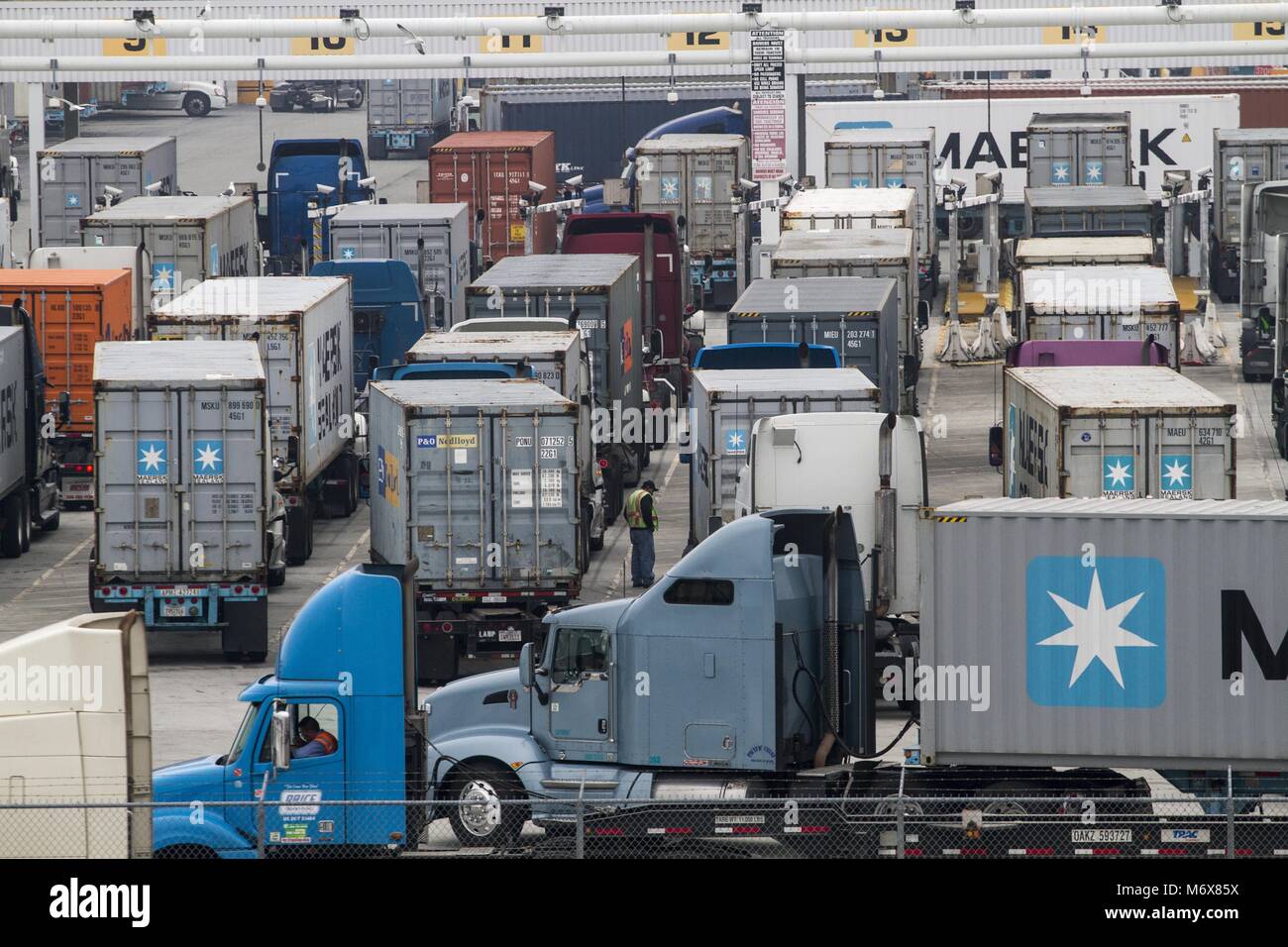 Peking, USA. 5 Dez, 2012. Lkw warten Container Terminal im Hafen von Los Angeles, Kalifornien, die Vereinigten Staaten zu betreten, in der Datei Foto am Dez. 5, 2012 übernommen. Mit den Vereinigten Staaten zurückziehen zu der Festung von Protektionismus und Nationalismus, Bedenken zu einem Handelskrieg steigen rund um den Globus. Credit: Zhao Hanrong/ZU GEHEN MIT Xinhua Schlagzeilen: Handelskrieg produziert keine Gewinner/Xinhua/Alamy leben Nachrichten Stockfoto