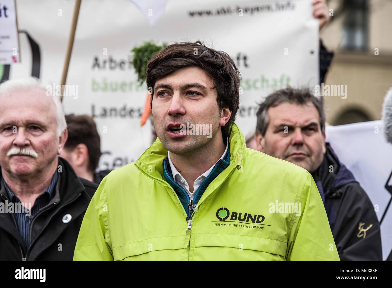 München, Bayern, Deutschland. 7 Mär, 2018. Am Mittwoch Morgen die bayerischen Gruenen (Grün) Partei lieferte ein Volksbegehren (Initiative), Dr. Cornelius Thum, Sachbearbeiter für Wahlen und Verfassungsrecht des Bayerischen Innenministerium (Innenministerium) mit rund 46.000 Unterschriften für eine Verlangsamung des open space Kürzungen über die Entwicklung. Die Gruppe stellt fest, dass täglich 18 Hektar für die Entwicklung verloren. Credit: ZUMA Press, Inc./Alamy leben Nachrichten Stockfoto