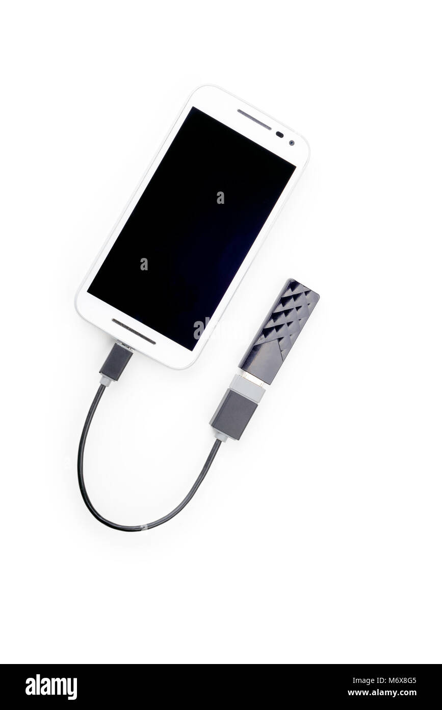 White Smartphone zu einem schwarzen USB-Schlüssel mit einem OTG-Kabel angeschlossen. Auf weissem Hintergrund Stockfoto