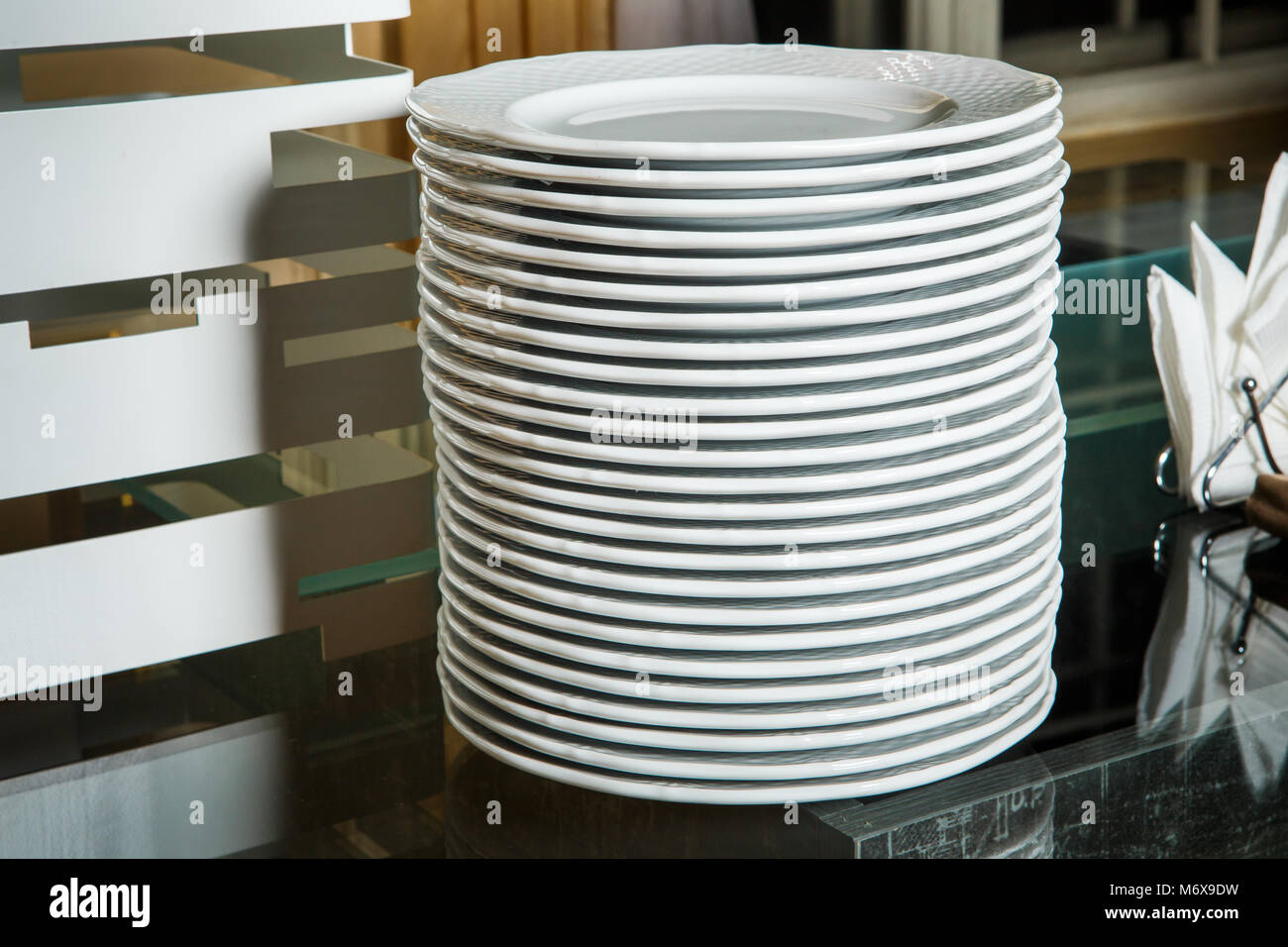 Stapel leer Weiße, runde Platten auf Glas in der Tabelle auf der Catering service Bankett Stockfoto