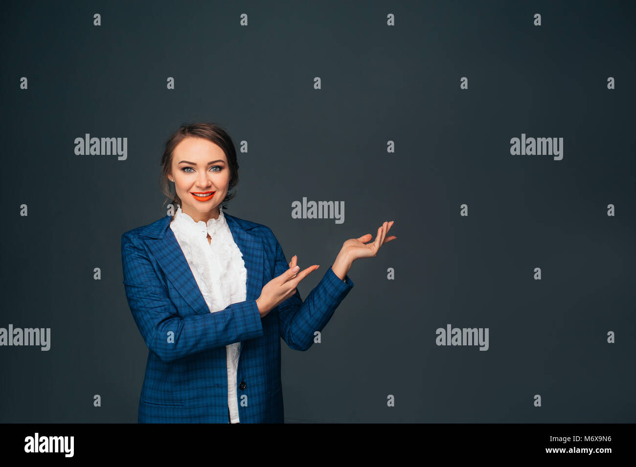 Business Frau zeigt Kopie Raum und lächelnd Stockfoto