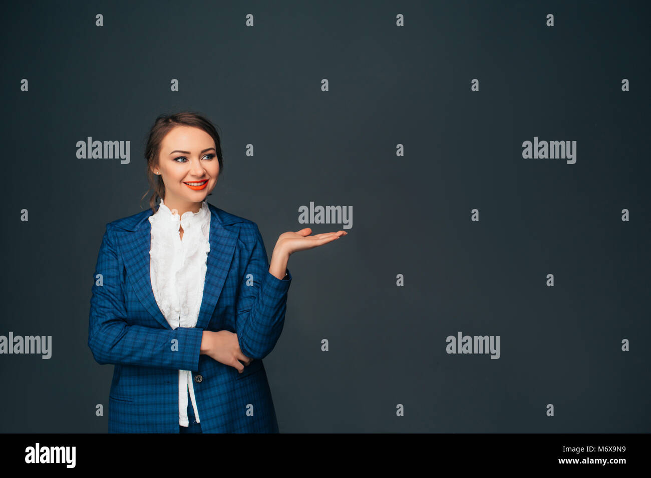 Business Frau zeigt Kopie Raum und lächelnd Stockfoto