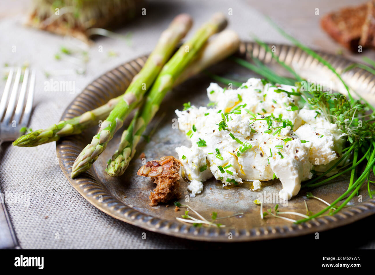 Gebratenem Spargel mit Quark und frischen Kräutern verbreiten. Stockfoto