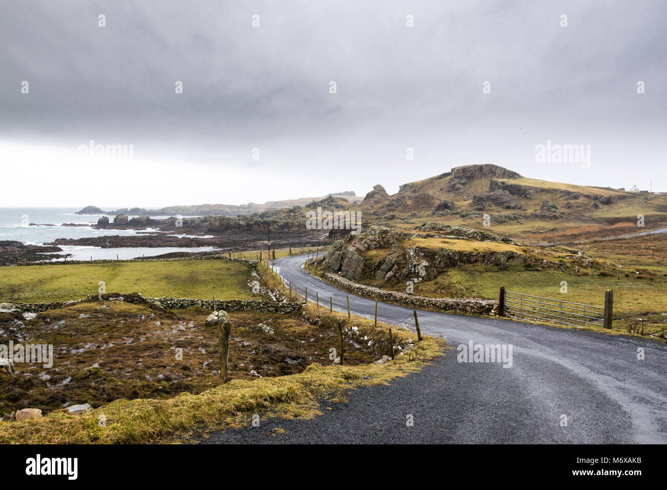 Kurvenreiche Küstenstraße in der Nähe von Malin Head der nördliche Teil von Irland entfernt. Dies ist Teil der wilden Atlantik Straße Stockfoto