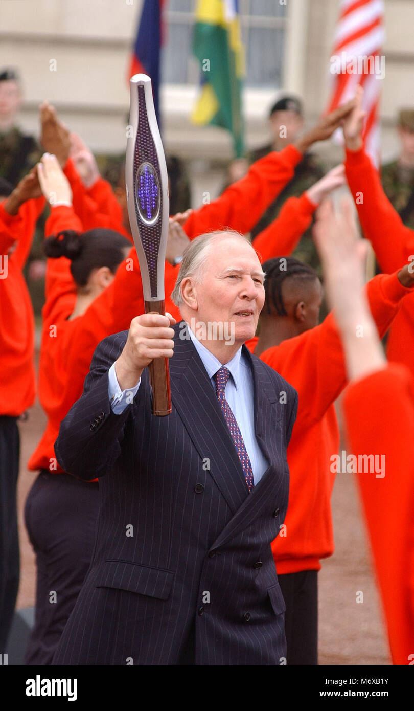 © ALPHA 047070 11 03 01 Sir Roger Bannister trägt die Commonwealth baton Commonwealth an Tag feiern auf dem Vorplatz des Buckingham Palace, London. In einem spektakulären senden-weg, komplett mit Feuerwerk auf dem Dach des Buckingham Palace, Luftballons und mini Konzert Pop, die Königin übergab die Manchester Spiele hi-tech-Stab an Sir Roger, der erste Mann einer Meile unter vier Minuten zu laufen. Es war die Starbesetzung Start eines 58.000-Meile Relais um die Welt, durch 23 Länder des Commonwealth, und wieder zurück in das Vereinigte Königreich für den 25. Juli Eröffnung der Spiele, die in Manchester statt. Stockfoto