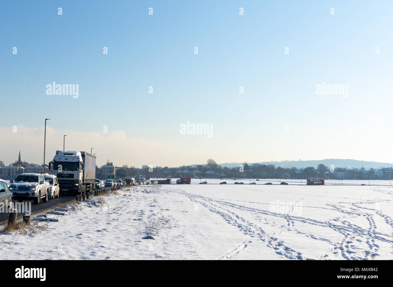 Autos und Fahrzeuge auf der A2 von Blackheath Gemeinsame im Winter Stockfoto
