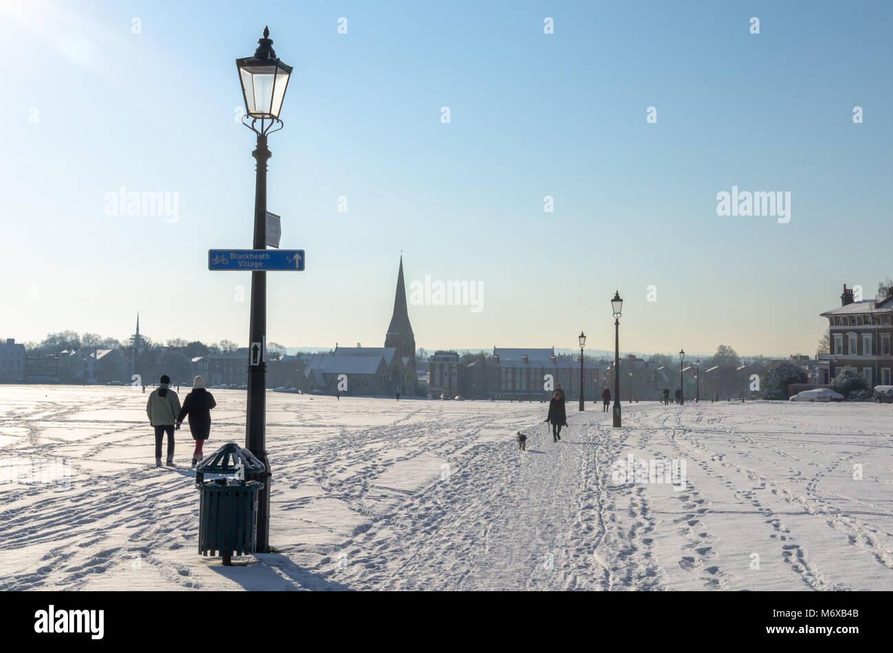 Menschen zu Fuß in der Blackheath Gemeinsame an einem verschneiten Tag in London, England Stockfoto