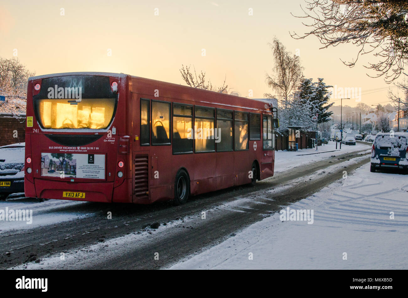 Bus 284 über den Londoner Stadtbezirk Lewisham im Laufe der so genannten "Tier aus dem Osten" Kältewelle, die das Land im Februar/März 2018 versenkt Stockfoto
