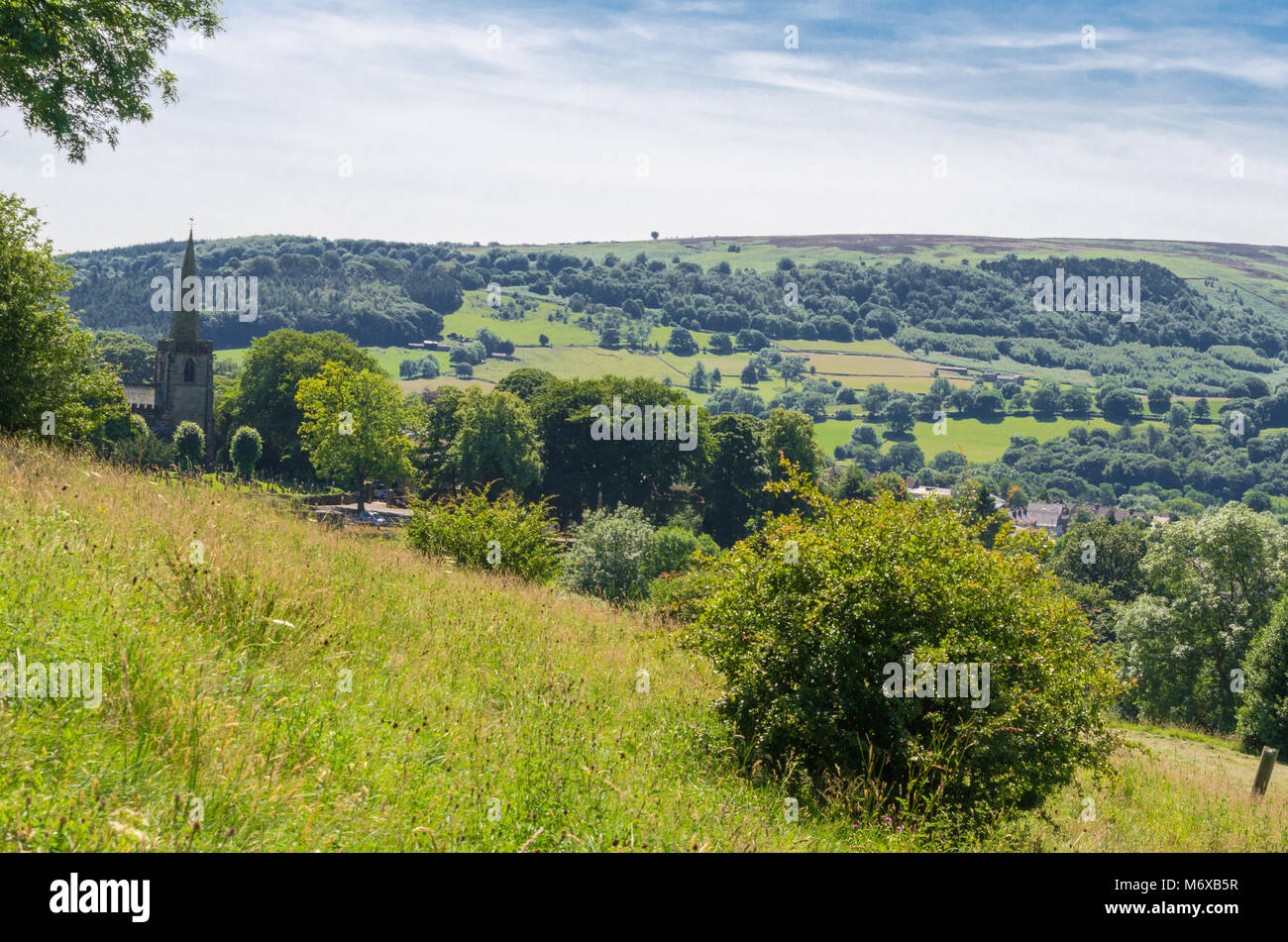 Sommer im Herzen der englischen Landschaft. Foto von Hope Valley in Hathersage, Peak District, Derbyshire. Stockfoto