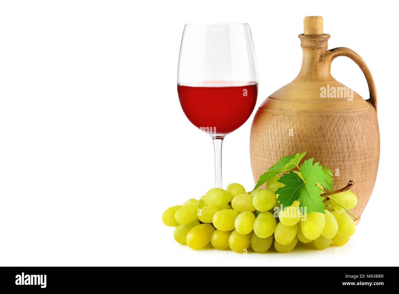 Krug mit Wein, Glas und Bündel Weintrauben auf weißem Hintergrund. Freier Platz für Text Stockfoto