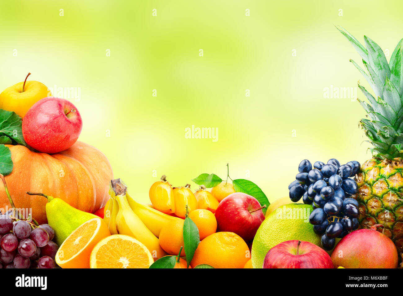 Große Sammlung von Obst und Gemüse auf Blur grünen Hintergrund. Kopieren Sie Platz. Stockfoto