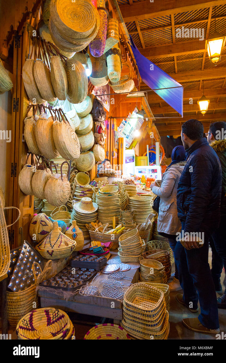 Stroh Körbe Verkäufer in den Souks von Fes el Bali, Fes, Marokko Stockfoto