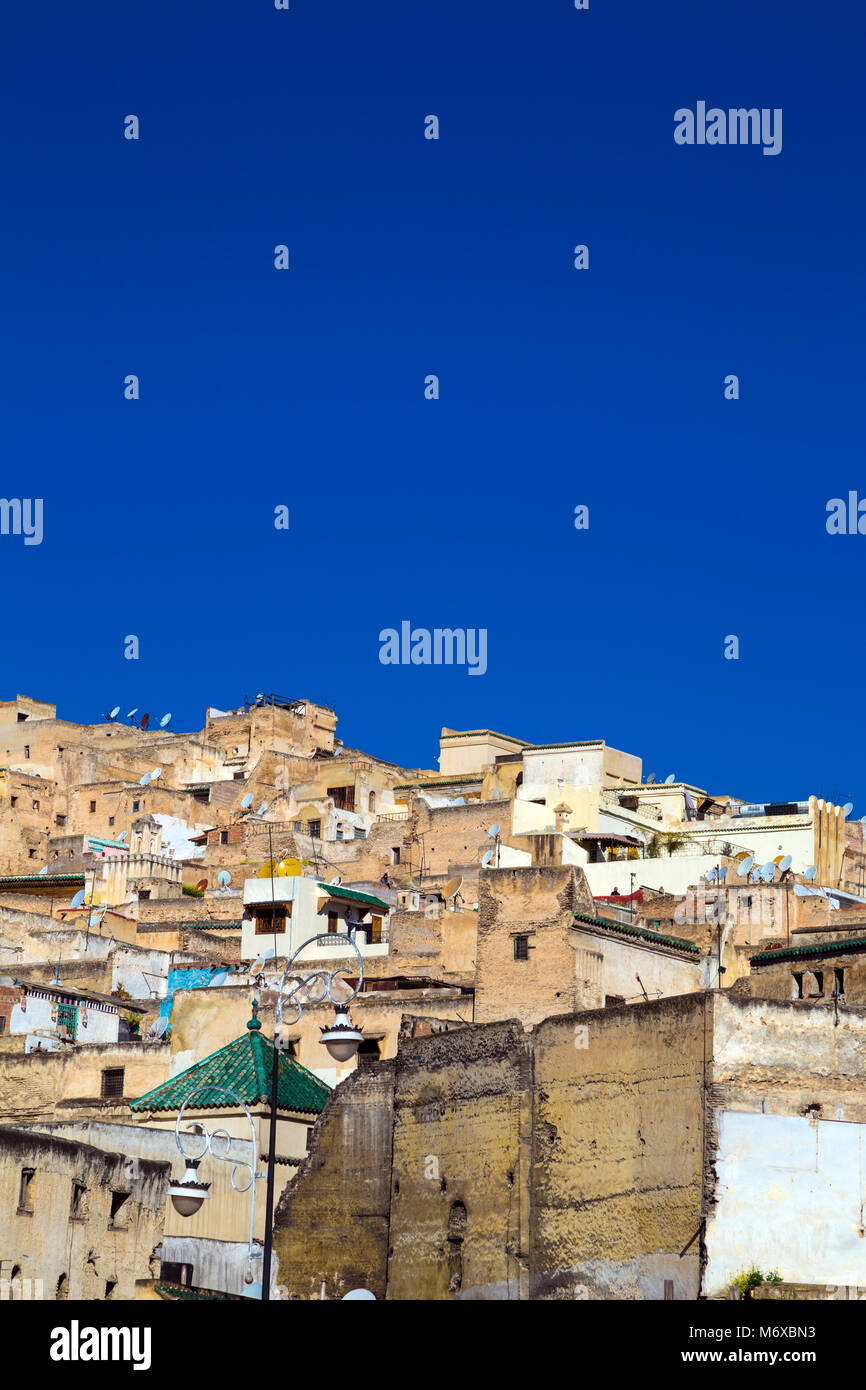 Die Dächer der marokkanischen Häuser auf einem Hügel, alten Souks, die Medina Fès el Bali, Fes, Marokko Stockfoto