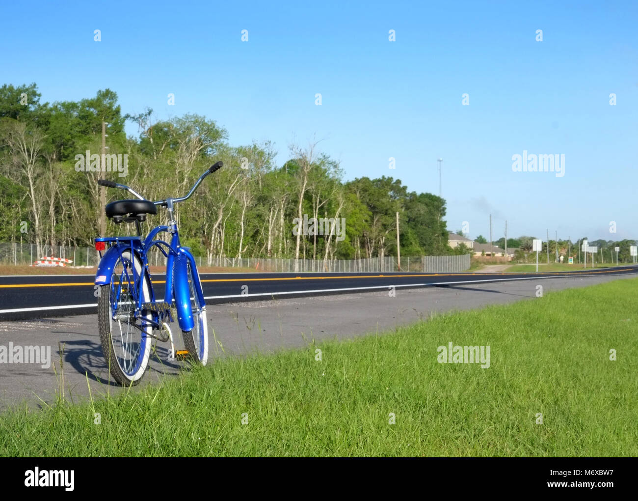 April 2016 - Classic American style Bike auf einer leeren und verlassenen Neue Autobahn in der Nähe von Orlando in Florida, USA Stockfoto