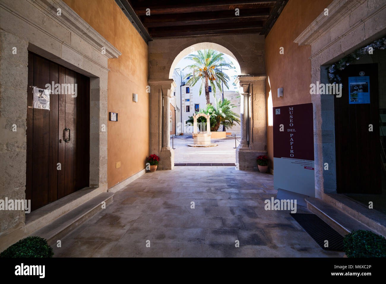 Innenraum der Papyrus Museum Corrado Basile in Ortigia Stockfoto