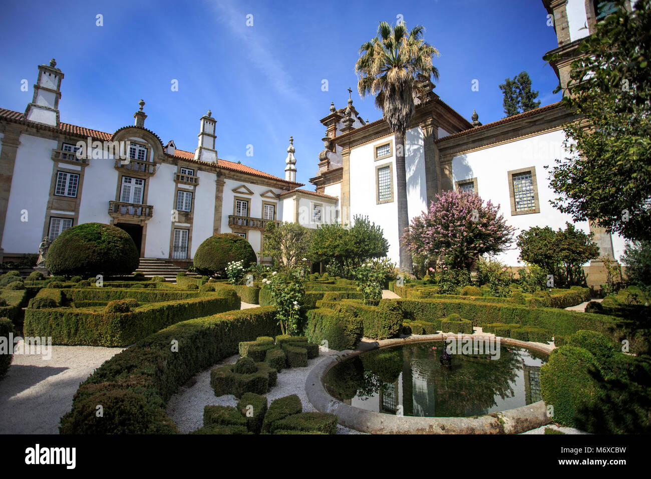 Blick auf die maßgeschneiderte Buchsbaum Absicherungen von Mateus Palace Gardens, Vila Real, Portugal Stockfoto