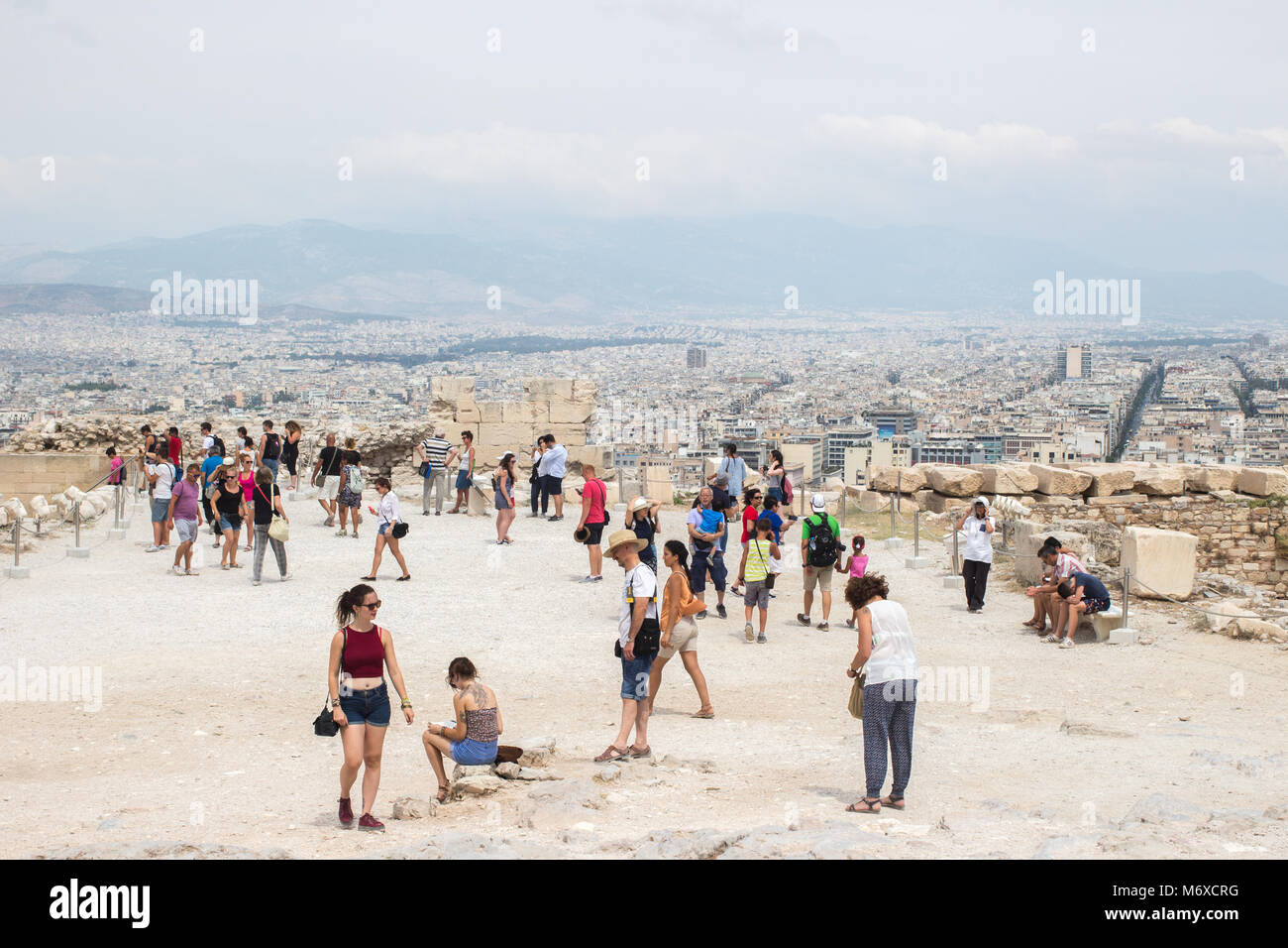 Touristen, die die Akropolis von Athen, Griechenland Stockfoto