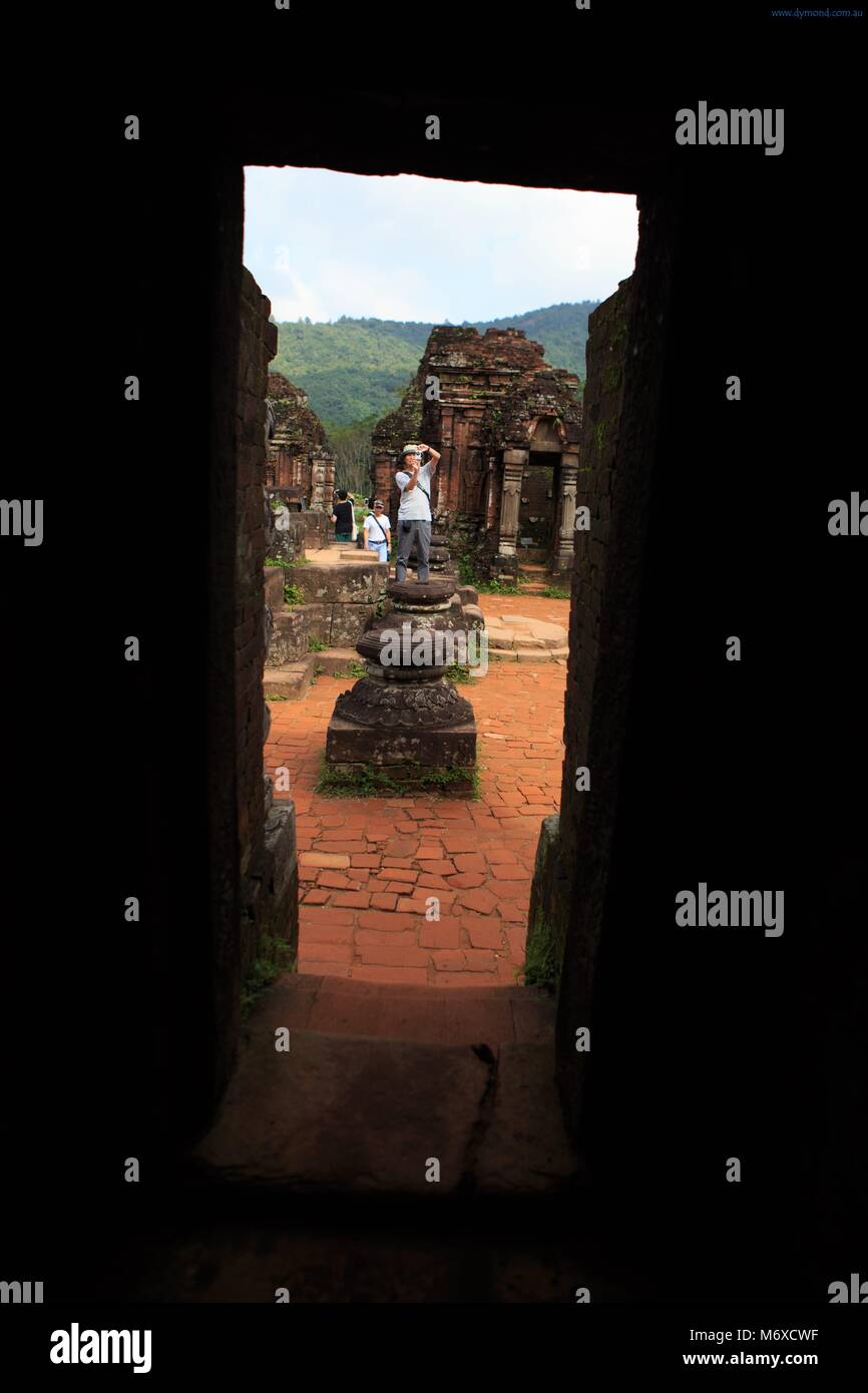 Ein tourist Fotografieren der alten hinduistischen Tempel meines Sohnes Heiligtum, Vietnam Stockfoto