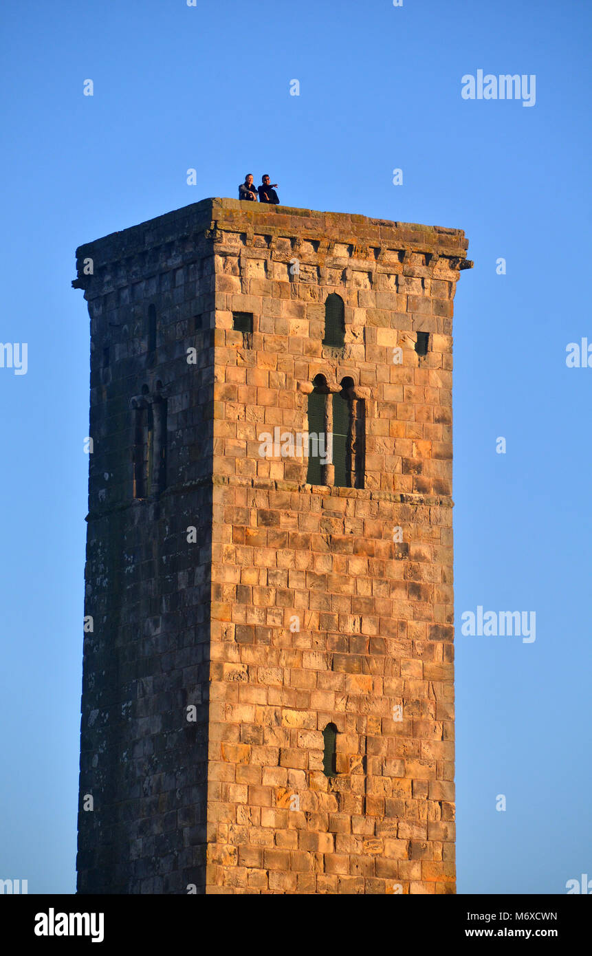 Ein paar Schaulustige Blick von oben St. Regeln Turm - Teil der Überreste von St. Andrews Kathedrale/Abtei in der Pfeife scoland Stockfoto