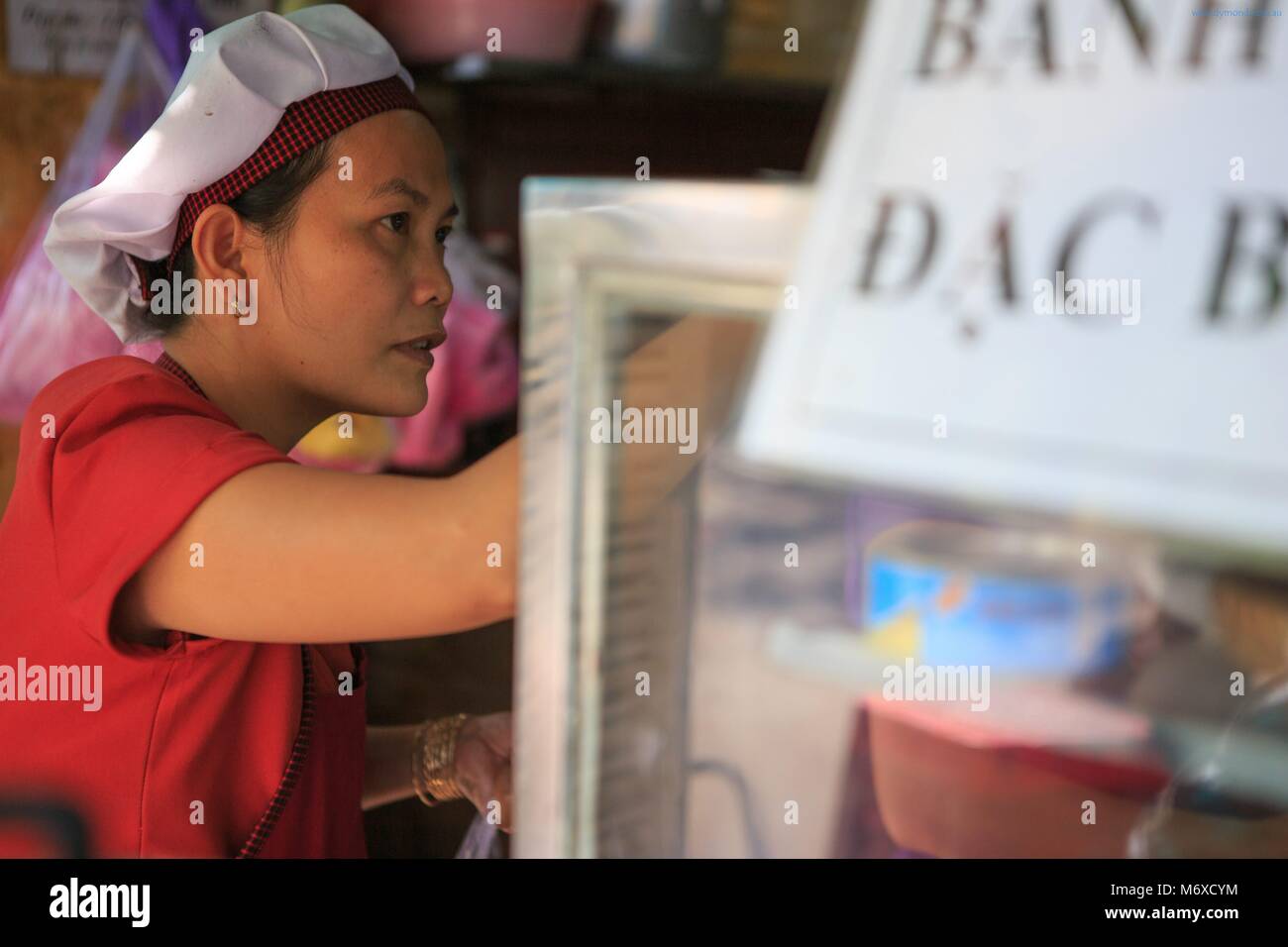 Eine vietnamesische Frau Vorbereiten der Nahrung im berühmten Restaurant Banh MI Phuong in Hoi An, Vietnam Stockfoto