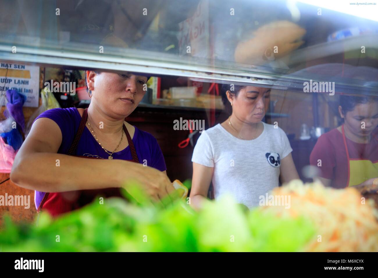 Banh MI Phuong Arbeitnehmer Zubereitung der traditionellen Speisen aus Zutaten, die in einem Glaskasten. Hoi An, Vietnam Stockfoto