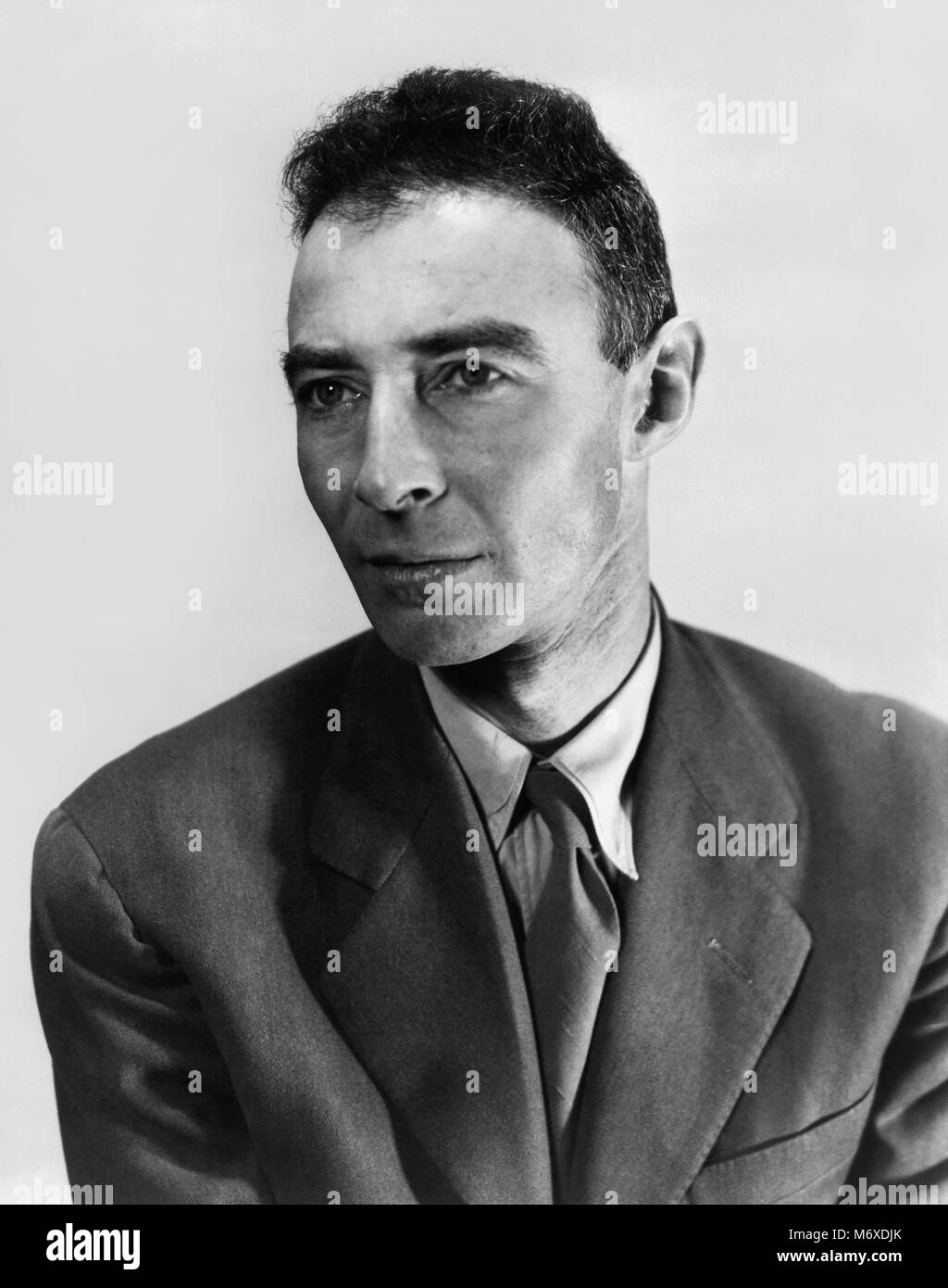 J. Robert Oppenheimer (1904 - 1967) war ein US-amerikanischer theoretischer Physiker und Teilnehmer in der Entwicklung des Manhattan Project der Atombombe im Zweiten Weltkrieg als Krieg Leiter des Los Alamos Labor in New Mexiko. Stockfoto