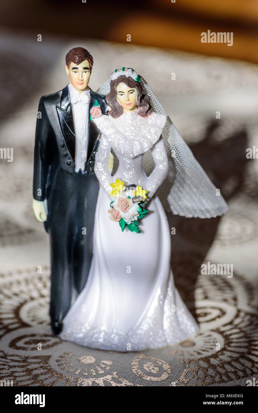 Makro Nahaufnahme von Vintage Kunststoff Hochzeitstorte topper von Braut und Bräutigam Stockfoto