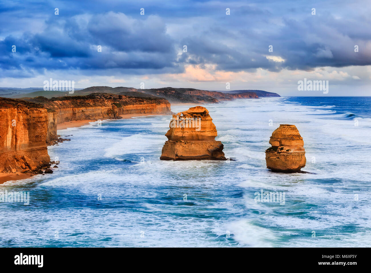 Castle Rock Lookout an der Great Ocean Road an zwölf Apostel suchen Marine Park und Gibson Schritte Strand mit zwei erodiert getrennt Kalkstein Apostel r Stockfoto