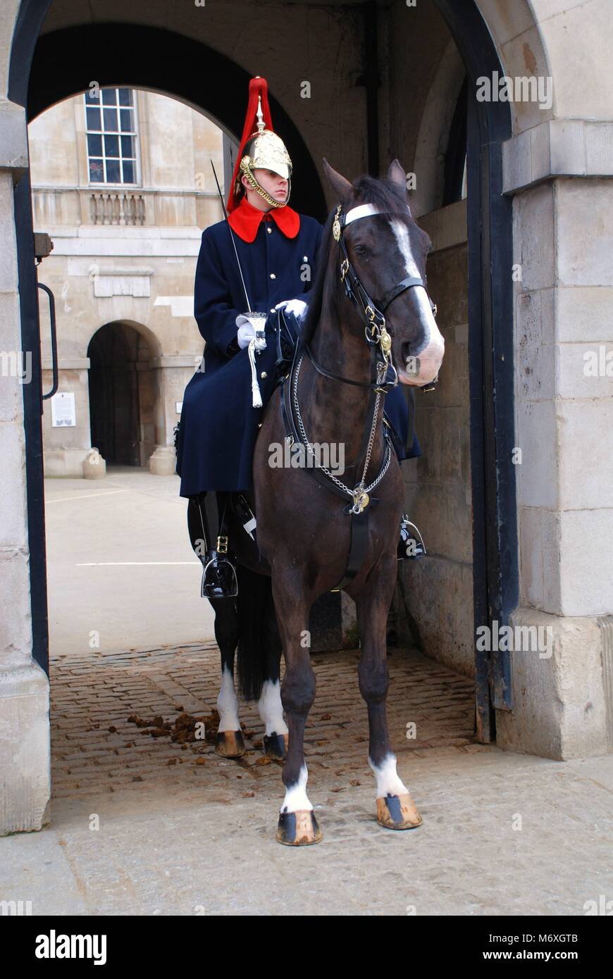 Eine montierte Soldat bewacht den Eingang zu Horse Guards Parade in Whitehall, London Am 17. März 2011. Stockfoto