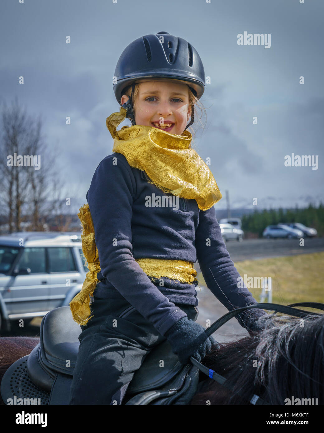 Junge Mädchen auf Pferd, Island Stockfoto