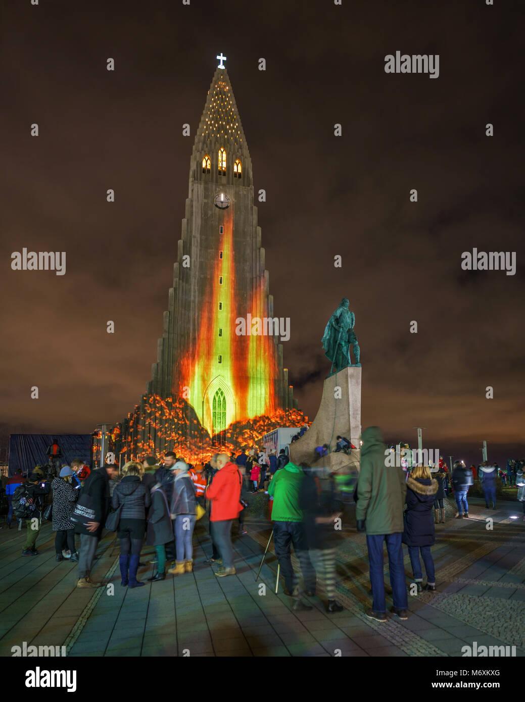 Leuchtet die Anzeige während der Winter Lights Festival, Kirche Hallgrimskirkja, Reykjavik, Island Stockfoto