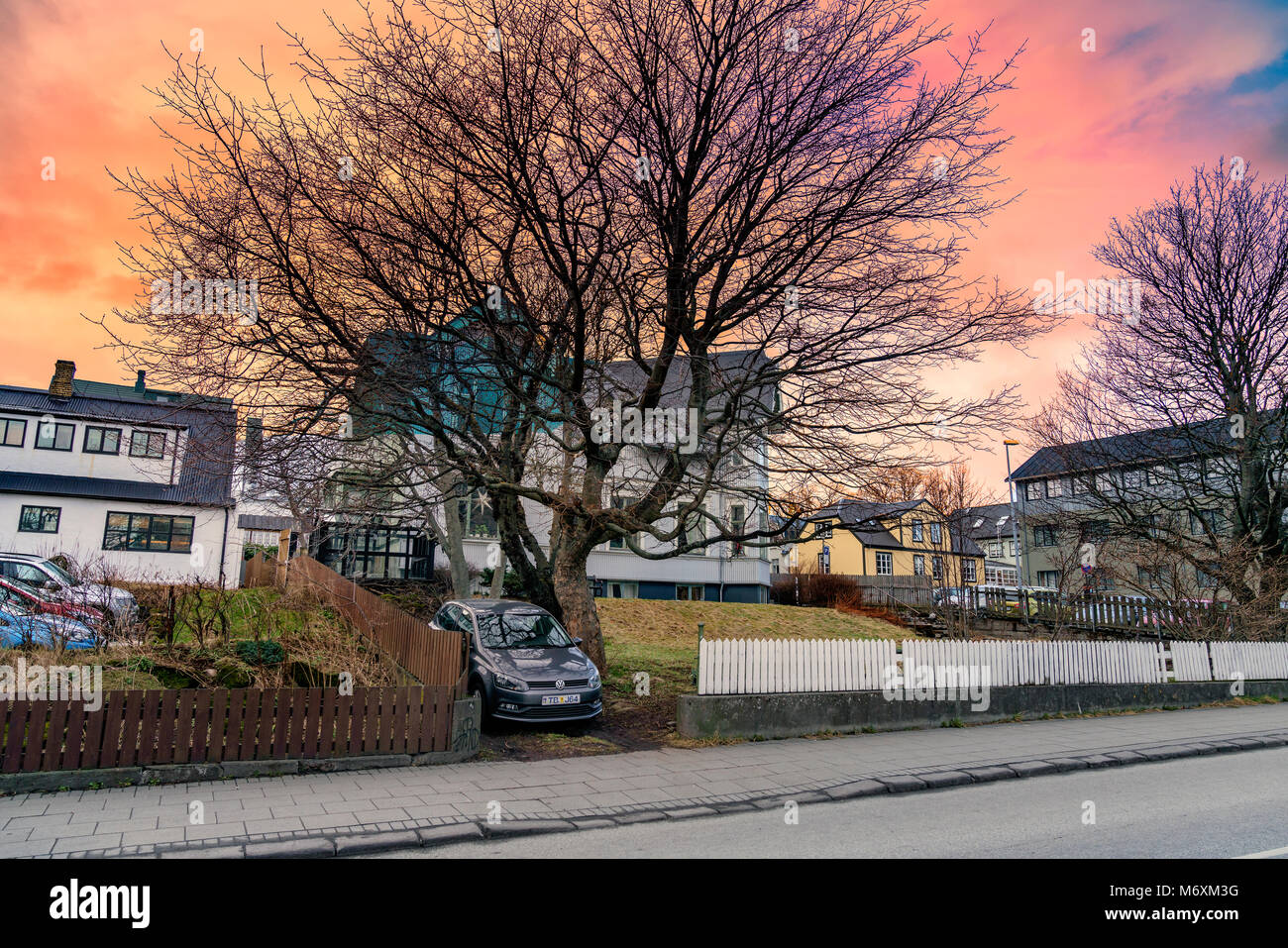 Nachbarschaft in Reykjavik bei Sonnenuntergang, Island Stockfoto