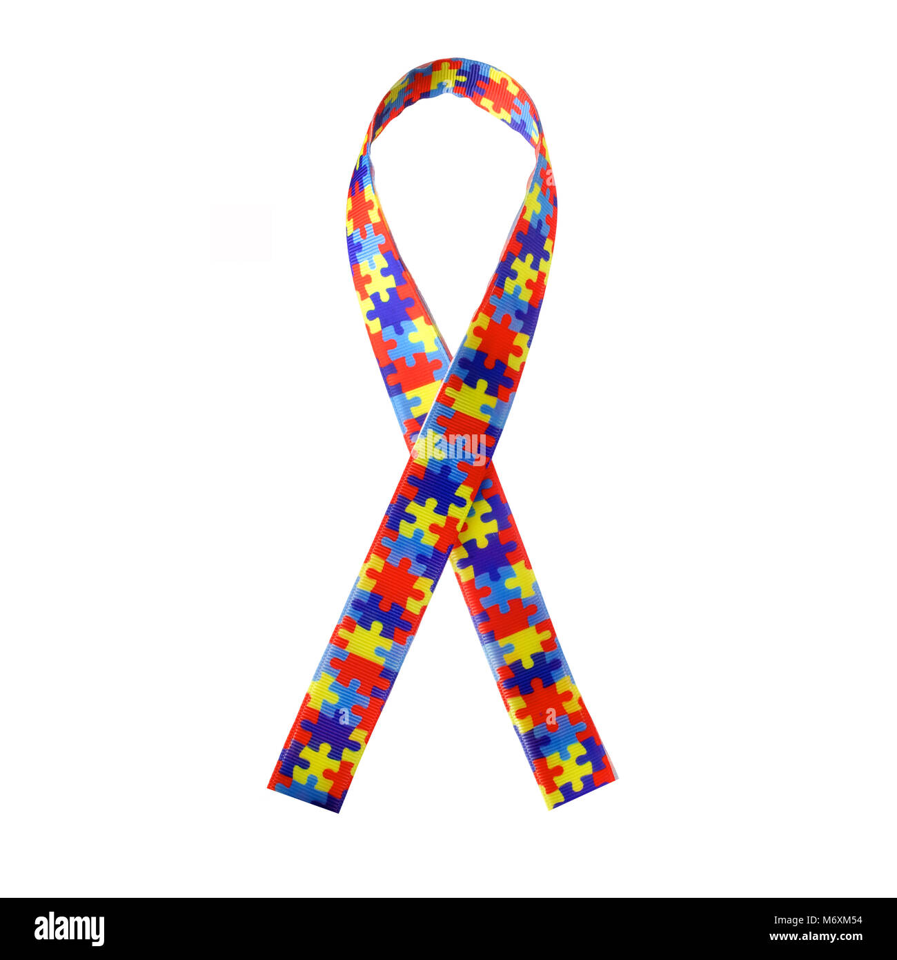World Autism Bewußtsein und stolz Tag mit Puzzle Muster Band auf weißem Hintergrund Stockfoto