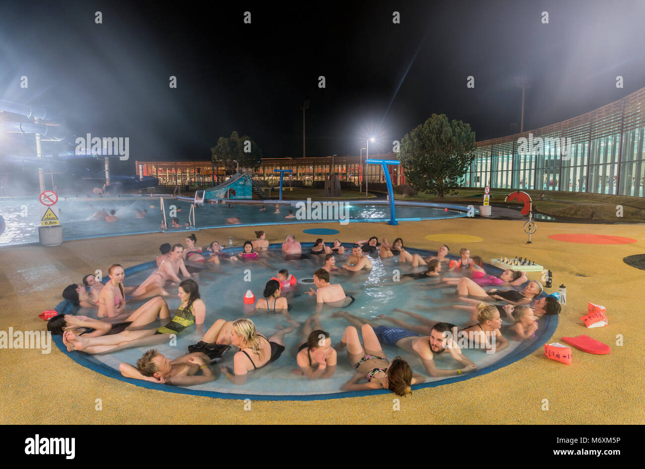 Die Menschen genießen den Whirlpool in einem Schwimmbad, Reykjavik, Island Stockfoto