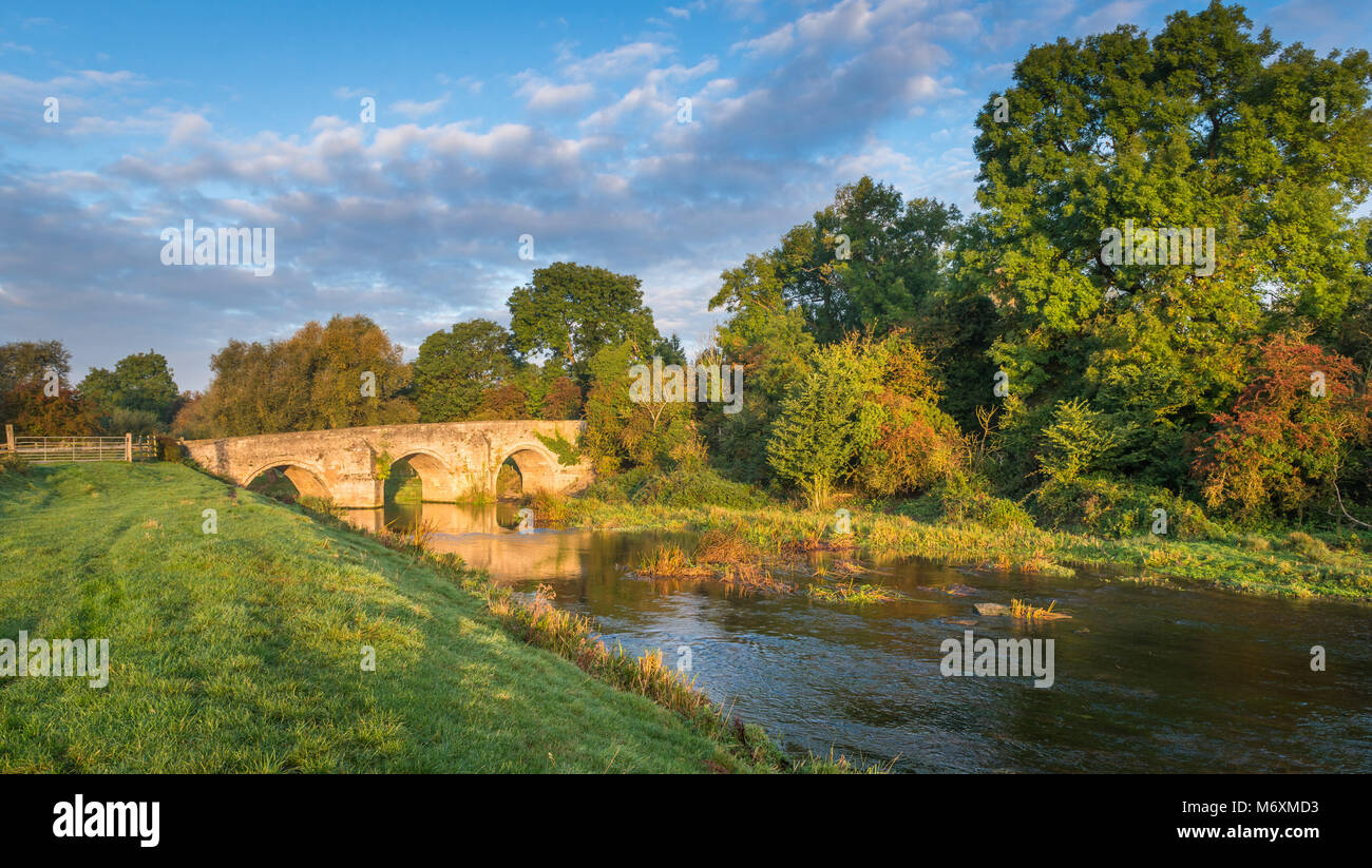 Der Fluss Welland fließt durch South Lincolnshire in der Nähe von Stamford. Hier ist die alte Brücke, die den Fluss kreuzen in Uffington. Stockfoto