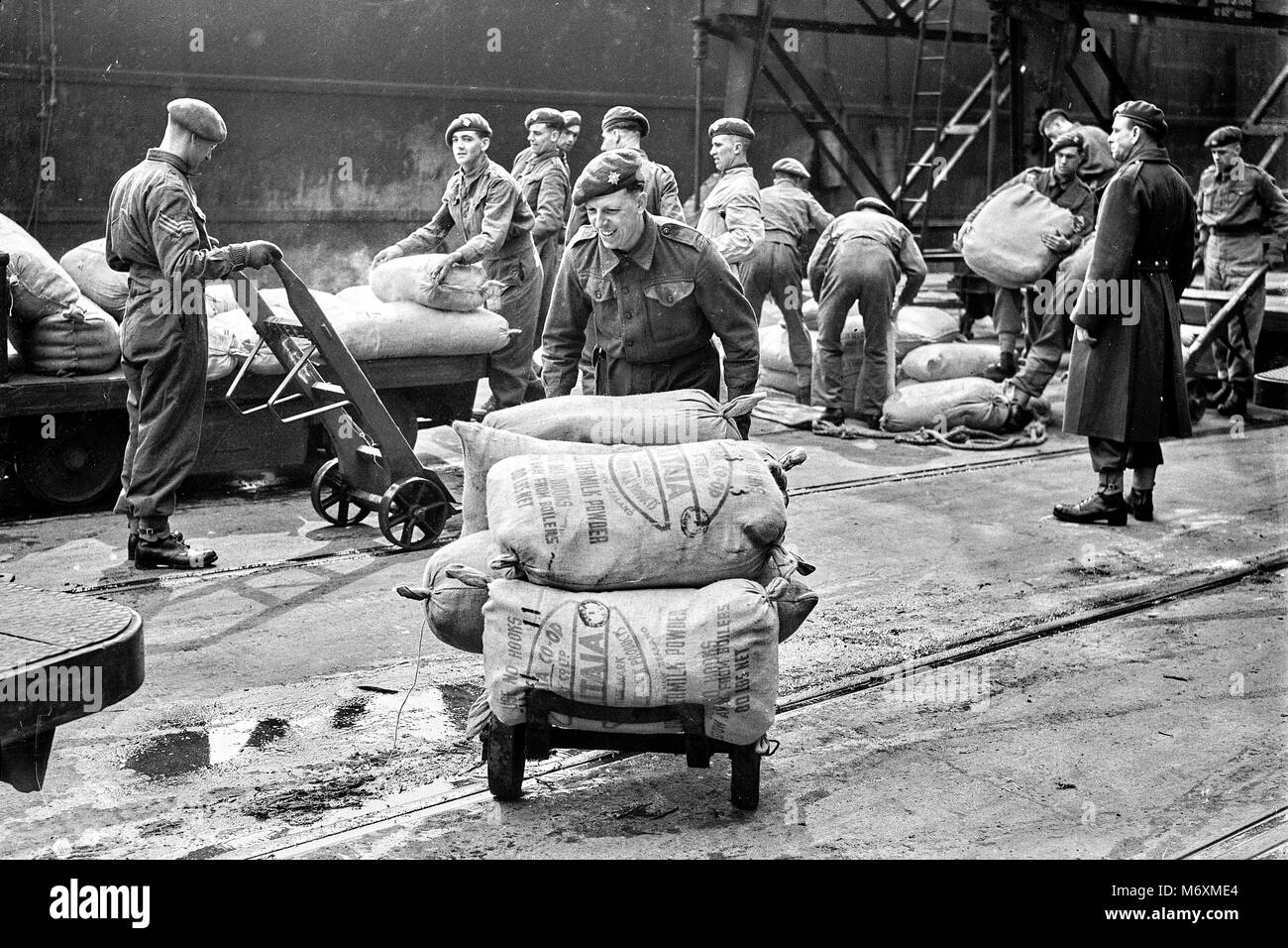 LONDON DOCK STREIK 12000 DOCKERS GESTOPPT ARBEITEN APRIL 1947 SERVICE MÄNNER GESCHICKT, ZU ENTLADEN VERDERBLICHER WAREN Stockfoto