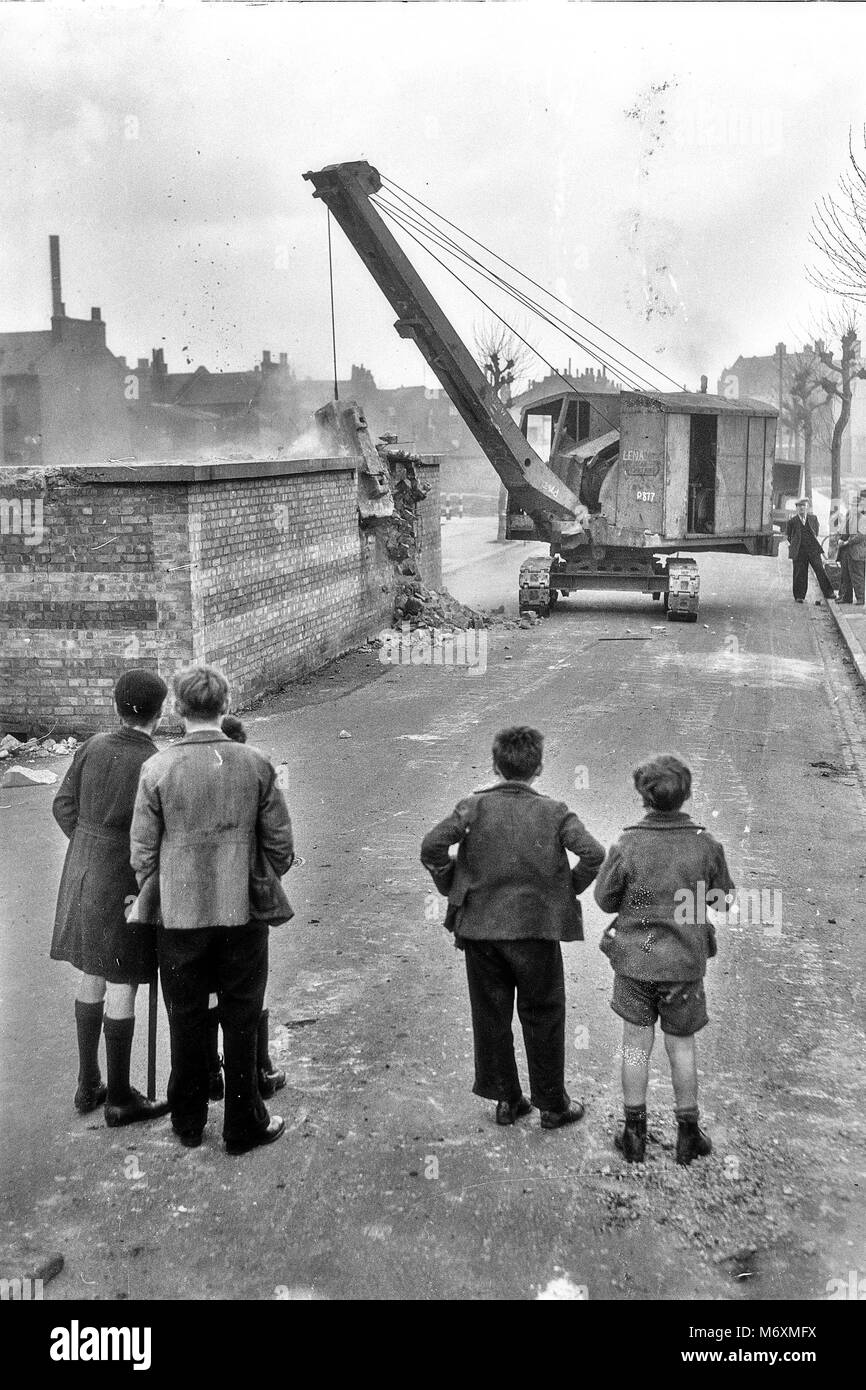 LONDON LUFTSCHUTZBUNKER ABRISS IM APRIL 1945 beobachtete 3 Tonne HAMMER dauerte 1 Stunde von Royal Engineers Stockfoto