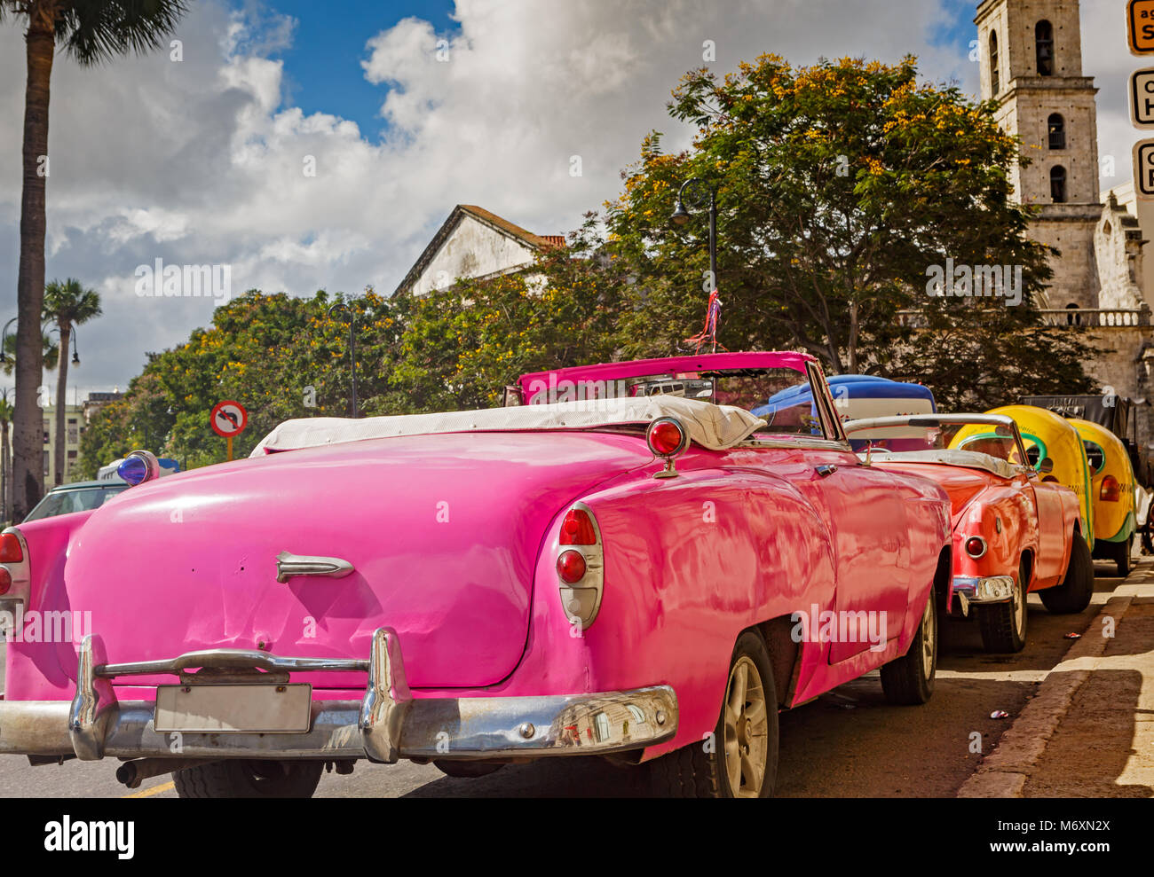 Vintage Cabrios in der Altstadt von Havanna Kuba Stockfoto