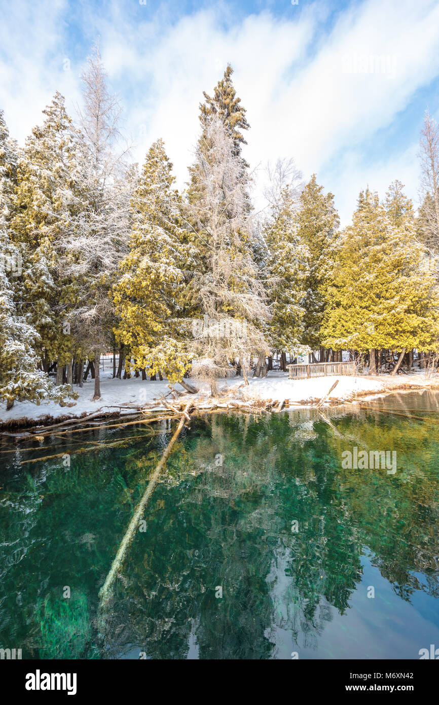 Kitsch - iti-Kipi Federn in der Oberen Halbinsel von Michigan, auch als die Große Feder im Palms Buch State Park bekannt, im Winter Stockfoto