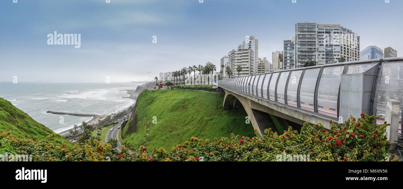 Panoramaaussicht auf Brücke in Miraflores, Lima Peru Stockfoto